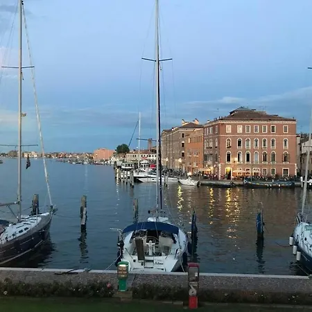 Casa Di Sissi. A Fianco Al Palazzo Lisatti. Διαμέρισμα Κιότζα
