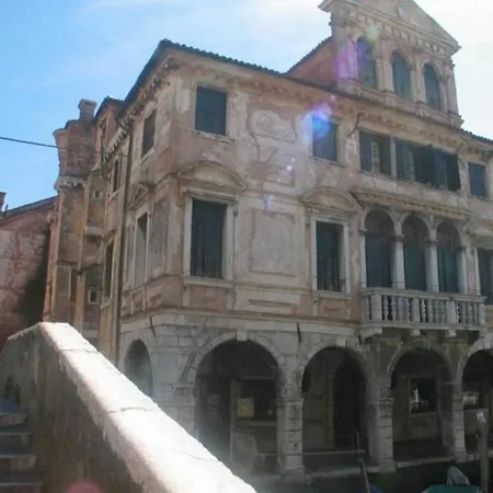Casa Di Sissi. A Fianco Al Palazzo Lisatti. Διαμέρισμα Κιότζα